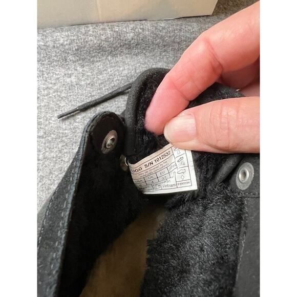 UGG Bethany Boots Black Suede Sheepskin Lining 1012532 Size 6 Winter Hiking - Picture 6 of 7